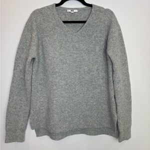 Uniqlo wool Gray V-Neck Sweater size small